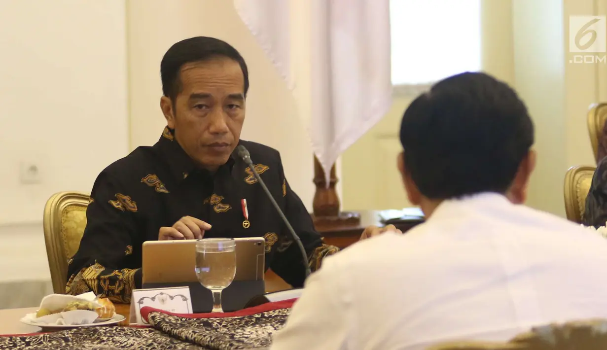 Presiden Joko Widodo saat memimpin rapat terbatas di Istana Bogor, Senin (22/10).Ratas tersebut membahas persiapan OOC (Our Ocean Conference 2018) yang akan di selenggarakan di Bali. (Liputan6.com/Angga Yuniar)