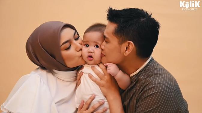 Pemotretan keluarga Rezky Adhitya dan Citra Kirana (Sumber: YouTube/RIOMOTRET)
