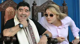 Legenda sepak bola, Diego Maradona, didampingi kekasihnya, Rocio Oliva, saat mengunjungi Kolkata, Senin (11/12/2017). Kunjungan ini dilakukan pria asal Argentina itu dalam rangkaian liburan. (AFP/Stringer)