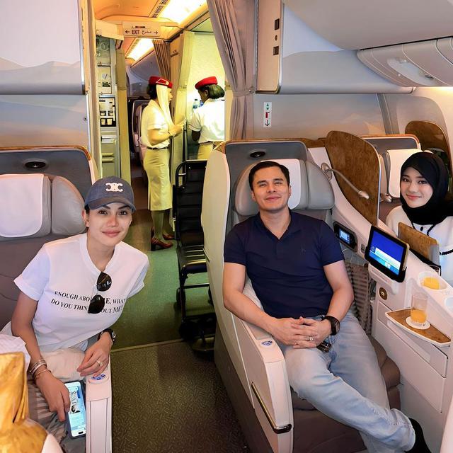 8 Momen Fuji, Nikita Mirzani dan Clara Shinta Liburan Bareng ke Paris, Curi Perhatian