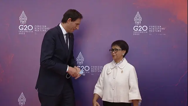 Menlu Retno Marsudi dan Menlu Belanda Wopke Hoekstra. Menlu Retno menyambut para Menlu di acara Foreign Ministers' Meeting di G20 Bali.