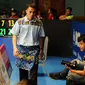 Sejak hari pertama Indonesia Open, 12 Juni 2017, tiap hakim garis atau linesman akan dibalut sarung pendek bercorak batik. (Liputan6.com/Helmi Fithriansyah) 