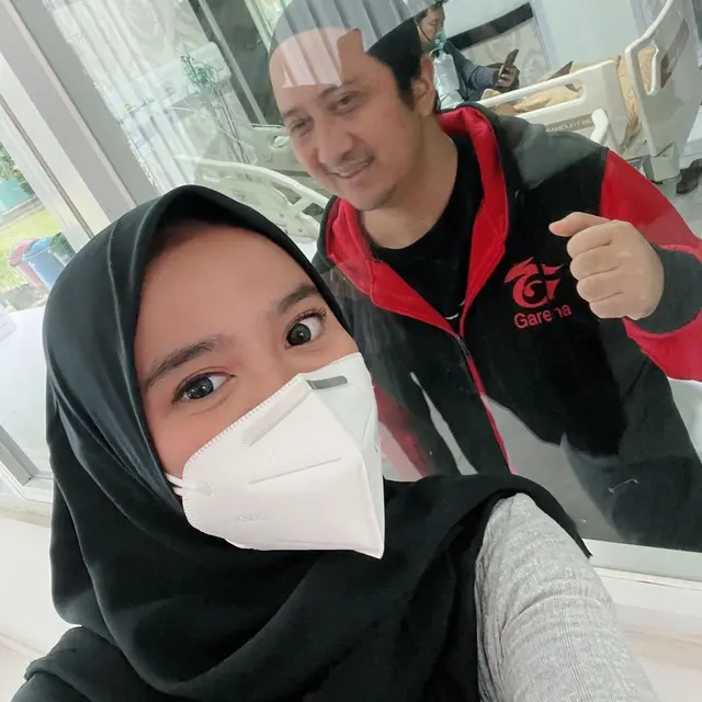 6 Momen Wirda Mansur Jenguk Ustaz Yusuf Mansur, Dibatasi Kaca Ketika Bertemu