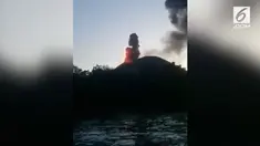 Gunung Anak Krakatau terus mengalami erupsi. Abu vulkanik setinggi 2.500 meter terlihat keluar dari kawah gunung.
