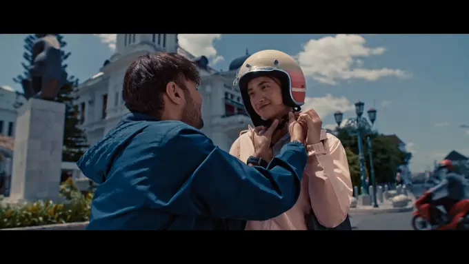 Adegan Film Cinta Tak Pernah Tepat Waktu