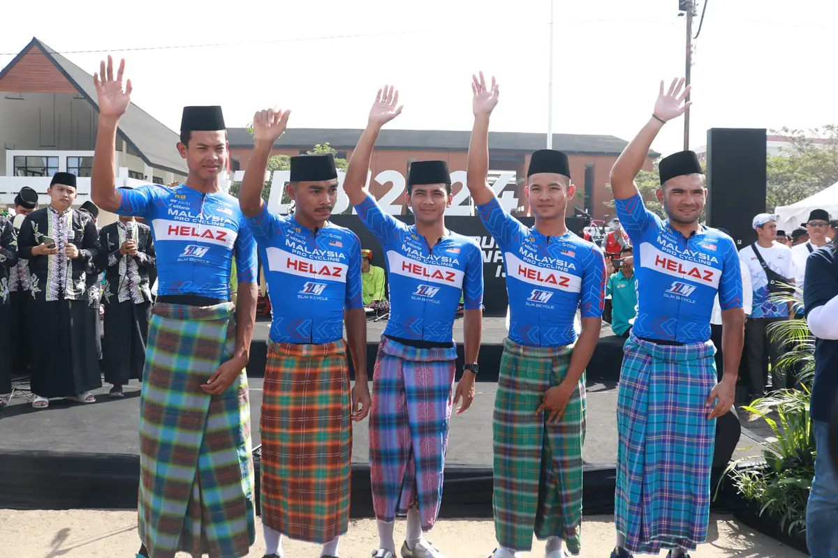 Para pembalap  memakai sarung dan kopyah sebelum stat di Tegalsari Banyuwangi (istimewa)