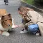 Seorang pria Jepang bernama Toco menggunakan kostum anjing berjenis Rough Collie. (dok. Tangkapan layer Youtube @I_want_to_be_an_animal/https://www.youtube.com/watch?v=MA4UhxfTwVk/Farel Gerald)