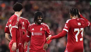 Bek Liverpool Tumbang Lawan Leeds, Seberapa Parah Cederanya?