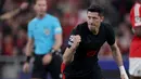 Sepuluh menit berselang atau pada menit ke-78, gol penalti Robert Lewandowski kembali memperpendek jarak dengan Benfica. (FILIPE AMORIM/AFP)