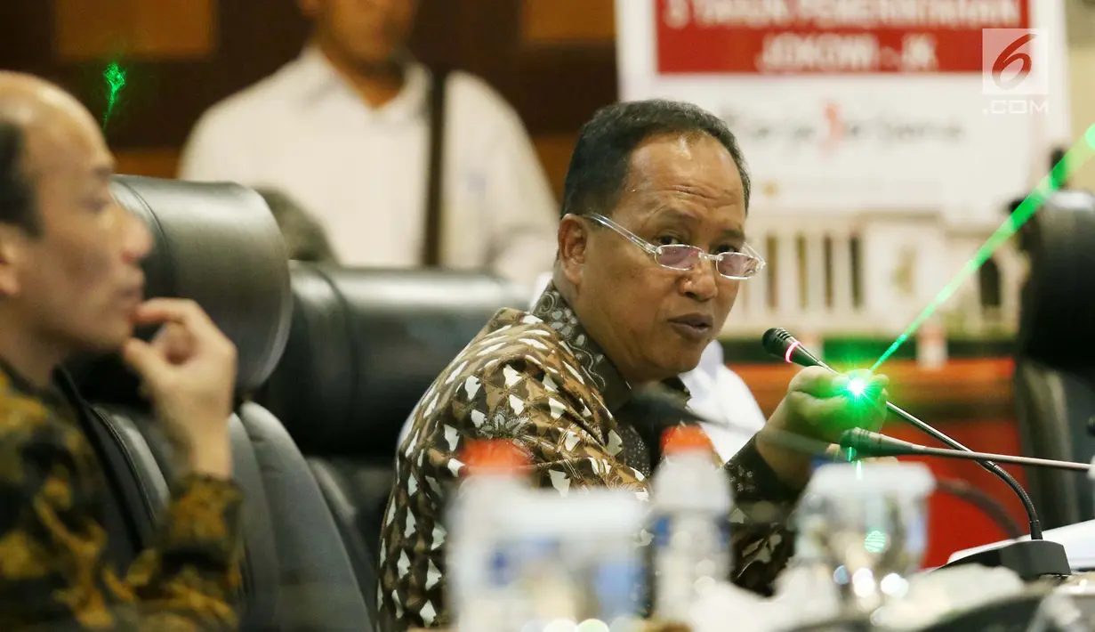 Menristek Dikti, Muhammad Nasir menyampaikan paparan dalam diskusi Forum Medan Merdeka Barat (FMB) di Jakarta, Senin (23/10). Beberapa kementerian memberikan presentasi pencapaian kerja 3 tahun pemerintahan Jokowi-JK. (Liputan6.com/Angga Yuniar)