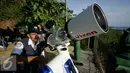Petugas BMKG melakukan pengamatan gerhana matahari cicin di Parang Tritis, Yogyakarta, Kamis (1/9). Pengamatan gerhana dilakukan bersamaan dengan penentuan ruhiyat hilal penetapan 1 Dzulhijah. (Liputan6.com/Boy Harjanto)