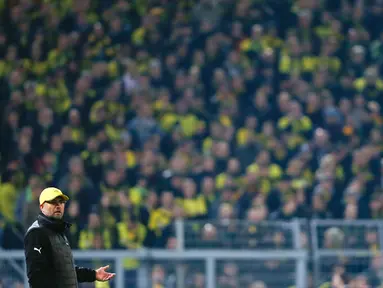 Juergen Klopp tampak cemas lantaran anak asuhnya belum bisa memenangkan laga (REUTERS/Wolfgang Rattay)