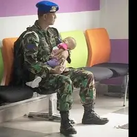 Di balik tampangnya yang sangar, ternyata para prajurit TNI ini memiliki sifat yang sangat penyayang. Jadi, pengin nangis lihatnya. (Foto: Intagram/Ruben-Onsu)