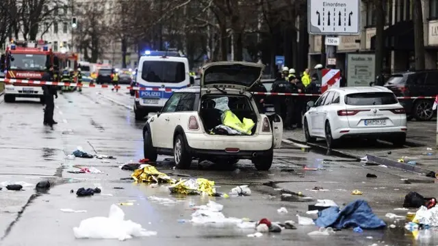 Mobil Mini Cooper yang digunakan untuk menabrak kerumunan di Munich, Jerman pada Kamis (13/2/2025). (AP)