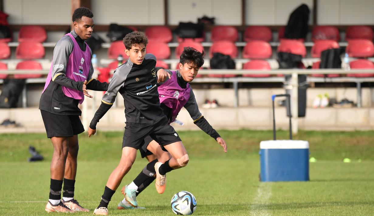 Welber Jardim (tengah), saat melakukan latihan bersama pemain Timnas Indonesia U-17 lainnya dalam pemusatan latihan di Jerman. Welber mengungkap tekadnya untuk meraih hasil optimal buat Timnas Indonesia U-17 di Piala Dunia U-17 2023. (Dok.PSSI)