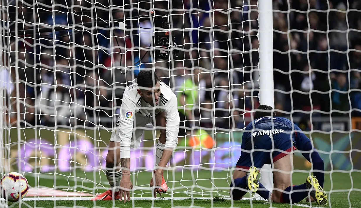 Proses terjadinya gol yang dicetak gelandang Real Madrid, Daniel Ceballos, ke gawang Huesca pada laga La Liga Spanyol di Stadion Santiago Bernabeu, Madrid, Minggu (31/3). Madrid menang 3-2 atas Huesca. (AFP/Javier Soriano)