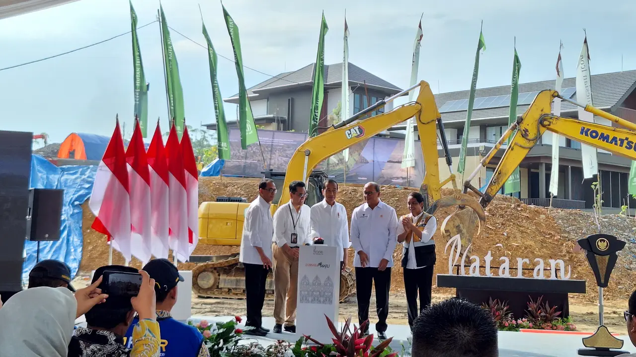 Presiden Joko Widodo atau Jokowi melakukan proses peletakan batu pertama atau groundbreaking Teras Hutan Ibu Kota Nusantara (IKN) By Plataran, Kalimantan Timur, Rabu (25/9/2024) (Istimewa)