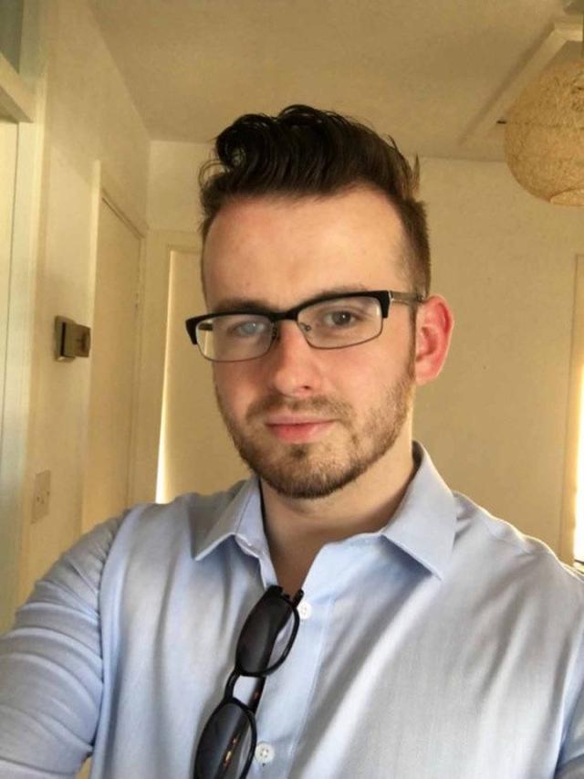 Tak Lepaskan Lensa Kontak Saat Mandi, Pria Ini Alami Kebutaan