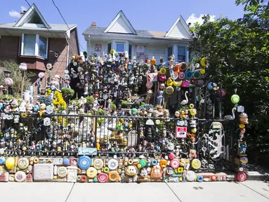 Sebuah rumah yang dihias dengan berbagai boneka dan mainan terlihat di Toronto, Kanada (19/8/2020). Memamerkan ratusan boneka, boneka binatang, dan lainnya, rumah di sebuah permukiman yang mendapat julukan Rumah Boneka ini menarik banyak pengunjung. (Xinhua/Zou Zheng)