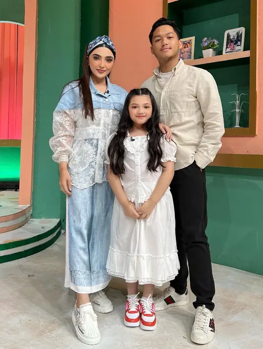 Lihat cantiknya Arsy berpose bersama Ashanty dan sang kakak Azriel. Mengenakan dress panjang berwarna putih, Arsy terlihat menawan bak princess dengan rambut panjangnya yang indah. Foto: Instagram.
