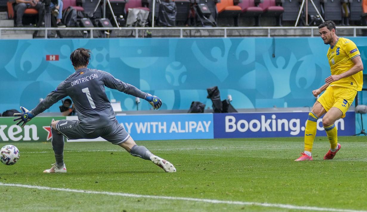 Lima menit berselang gawang Makedonia Utara kembali bobol. Kali ini, gol disumbangkan oleh Roman Yaremchuk. (Foto: AP//Pool/Vadim Ghirda)