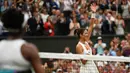 Petenis Spanyol, Garbine Muguruza melambaikan tangan setelah mengalahkan petenis AS Venus Williams pada final Wimbledon 2017, Sabtu (15/7). Pada perjalanannya di grand slam Wimbledon, Muguruza selalu menang stright sets. (David Ramos / Pool Photo via AP)