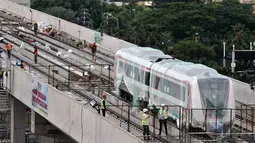 Aktivitas pekerja proyek pengerjaan Light Rail Transit (LRT) di Jalur Section 5A, Kelapa Gading, Jakarta Utara, Rabu (18/4). Pekerja tengah membangun instalasi Depo LRT Koridor I. (Merdeka.com/Iqbal Nugroho)