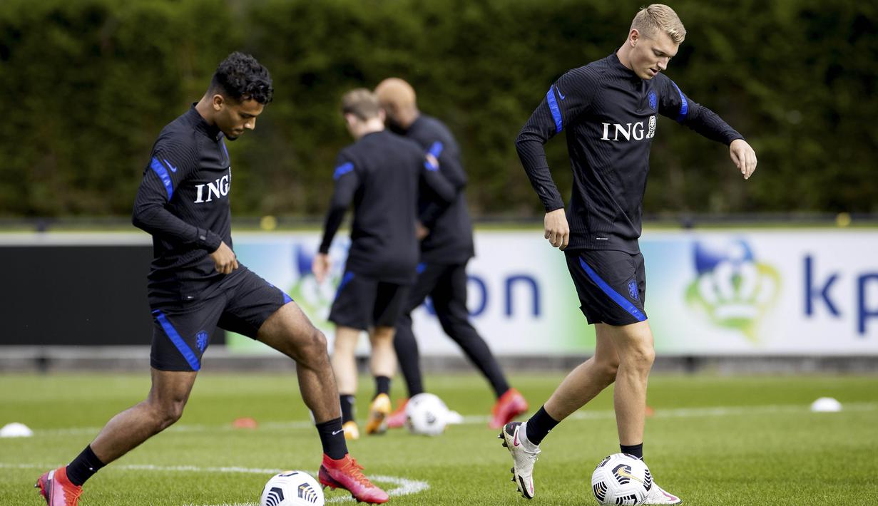 Pemain Timnas Belanda, Owen Wijndal dan Perr Schuurs, menggiring bola saat sesi latihan jelang laga UEFA Nations League di Zeist, Belanda, Selasa (1/9/2020). Belanda akan berhadapan dengan Polandia. (Photo by Koen van Weel / ANP / AFP)