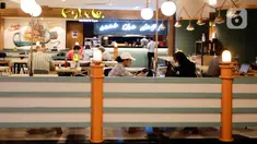 Suasana restoran yang berada di Mal Central Park, Jakarta, Jumat (20/8/2021). Restoran dalam pusat perbelanjaan kini bisa makan di tempat dengan syarat kapasitas maksimal 25 persen, satu meja maksimal dua orang, dan waktu makan maksimal 30 menit. (Liputan6.com/Angga Yuniar)