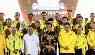 Presiden Joko Widodo atau Jokowi (tengah) didampingi Ketua Umum Partai Golkar Airlangga Hartarto (tengah kanan) dan Ketua Umum Partai Gerindra Prabowo Subianto (tengah kiri) saat menghadiri peringatan HUT ke-59 Partai Golkar di Jakarta, Senin (6/11/2023). Selain dihadiri Jokowi dan Prabowo, HUT Partai Golkar tersebut juga dihadiri petinggi partai politik dari Koalisi Indonesia Maju (KIM). (Liputan6.com/Angga Yuniar)