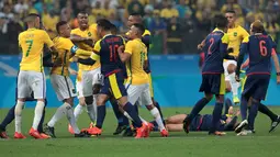 Ketegangan terjadi usai Neymar melakukan pelanggaran terhadap Andres Roa di Perempat Final Sepakbola Olimpiade Rio 2016, Sabtu (13/8). Tim Samba keluar sebagai pemenang usai menyingkirkan Kolombia dengan skor 2-0. (REUTERS / Leonardo Benassatto)