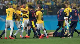Ketegangan terjadi usai Neymar melakukan pelanggaran terhadap Andres Roa di Perempat Final Sepakbola Olimpiade Rio 2016, Sabtu (13/8). Tim Samba keluar sebagai pemenang usai menyingkirkan Kolombia dengan skor 2-0. (REUTERS / Leonardo Benassatto)
