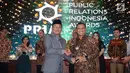 Gubernur Jabar, Ridwan Kamil memberikan penghargaan kepada perwakilan Humas Pupuk Indonesia Grup pada acara PR Indonesia Awards 2019 di Bandung, Kamis (28/3). Pupuk Indonesia Grup memperoleh 17 penghargaan sebagai keberhasilan dalam perumusan strategi komunikasi. (Liputan6.com/Pool/Pupuk Indonesia)