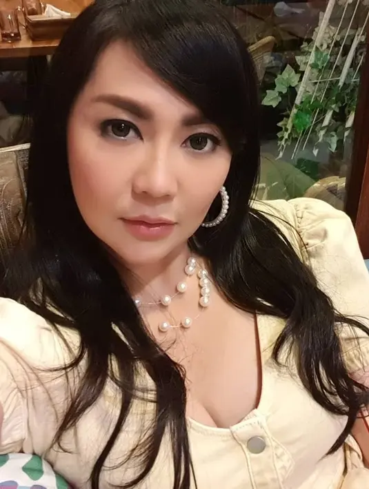 Meskipun tidak mendampingin anak-anaknya langsung saat belajar online, namun Tessa Kaunang pastinya selalu mendukung dalam segi apapun demi buah hatinya. (Instagram/tessakaunang_tuiit)