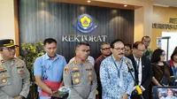 Rektor Universitas Kristen Indonesia (UKI) Dhaniswara K. Harjono memberikan keterangan pers terkait kematian mahasiswa bernama Kenzha Ezra Walewangko, Jumat (7/3/2025). (Liputan6.com/Ady Anugrahadi)