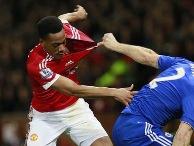 Bek Chelsea, Branislav Ivanovic, menarik baju dari penyerang MU, Anthony Martial pada laga Liga Inggris di Stadion Old Trafford, Inggris, Senin (28/12/2015). Kedua tim bermain imbang 0-0. (Reuters/Jason Cairnduff)