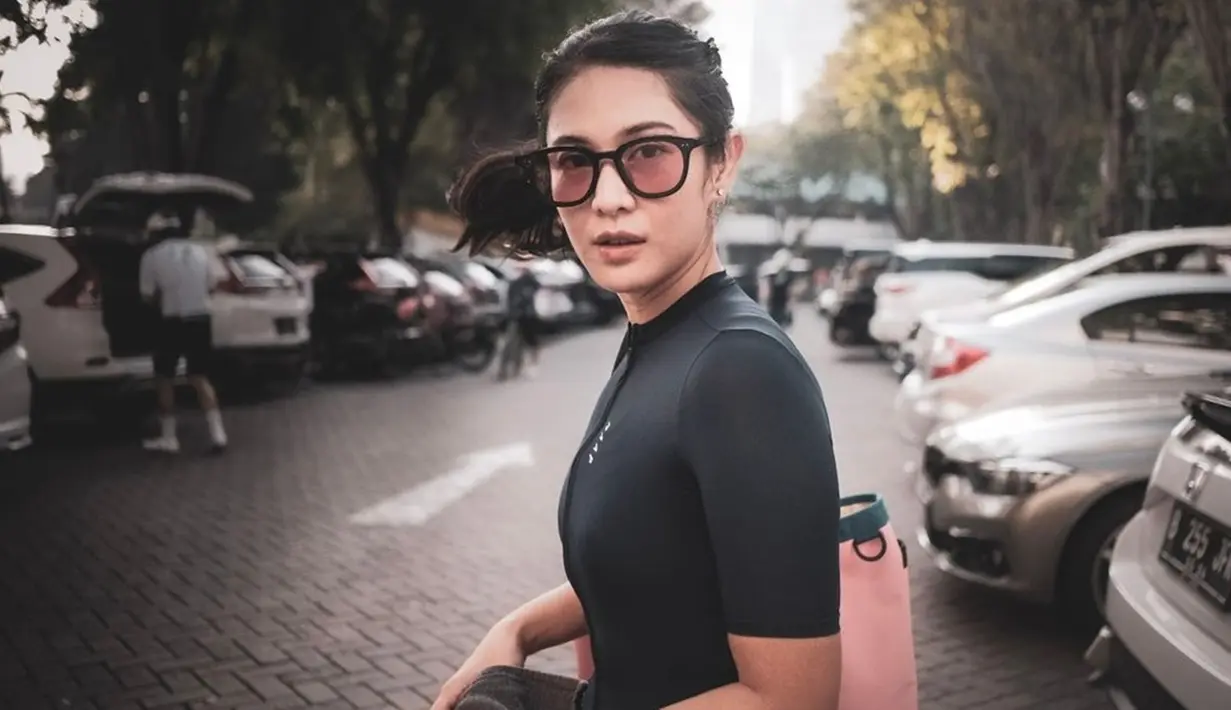 Tak hanya tampil anggun, di beberapa momen wanita kelahiran 1982 ini juga tampil menawan dengan memakai kacamata yang kekinian. Gayanya yang trendi ini berhasil mencuri perhatian publik. Meski terkesan simpel, tetap membuat Dian terlihat keren. (Liputan6.com/IG/@therealdisastr)