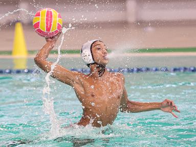 Aksi Caesar Kirano di final polo air kategori U-14 pada Indonesia Open Aquatic Championships (IOAC) 2025 di Stadion Akuatik GBK, Jakarta Pusat, pada Kamis (13/11/2025). (Bola.com/Abdul Aziz)