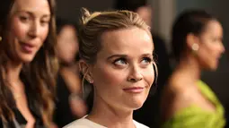 Ekspresi Reese Witherspoon saat menghadiri pemutaran perdana film "Surface" untuk Apple TV+ di Perpustakaan Morgan di New York, Senin (25/7/2022). Reese menonjolkan mata birunya dengan liner hitam legam bersayap yang apik sementara rona merah muda bayi menghiasi tulang pipinya. (AFP Photo/JAMIE MCCARTHY)