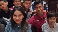 Azizah Salsha hadir menyaksikan Pratama Arhan saat Pertandingan Timnas Indonesia di GBK. [@a.andes.s]