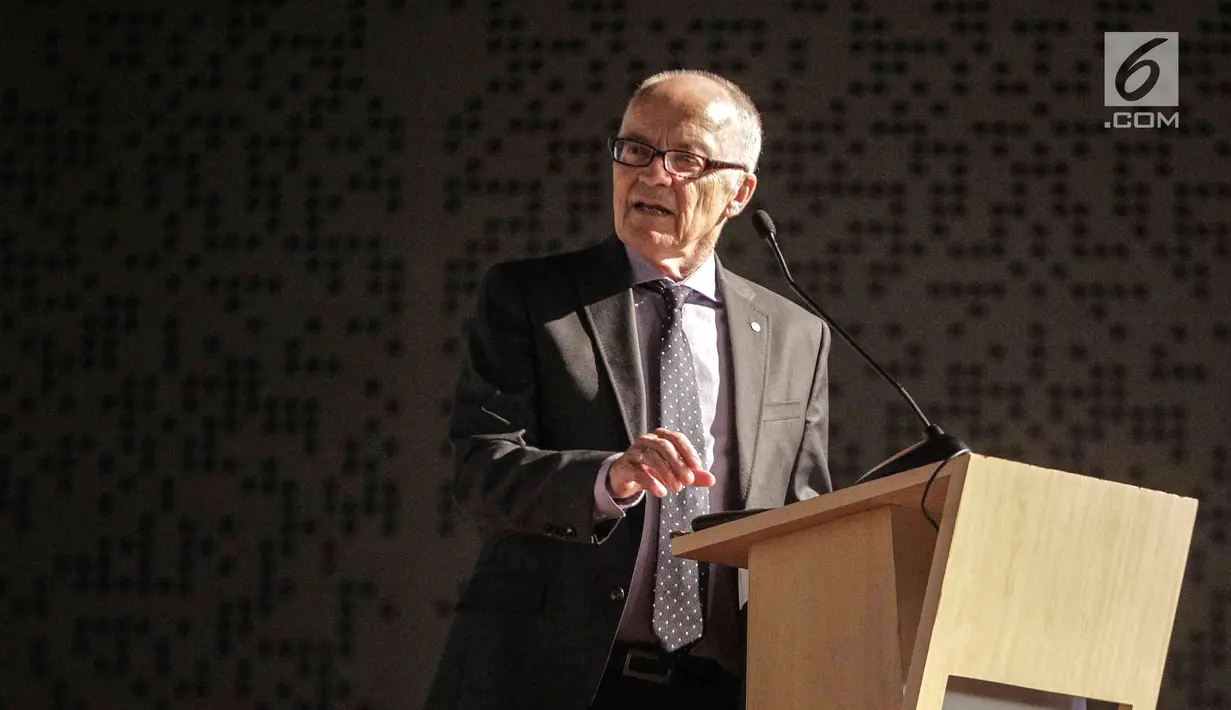 Peraih Nobel Ekonomi 2004, Prof. Finn Erling Kydland memberikan paparan dalam seminar di Universitas Binus, Jakarta, Jumat (8/3). Seminar menjelaskan efek dari kebijakan makro terhadap pertumbuhan ekonomi dan siklus bisnis. (Liputan6.com/Faizal Fanani)