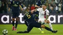 Striker Paris Saint-Germain, Mauro Icardi, terjatuh saat berebut bola dengan bek Real Madrid, Raphael Varane pada laga Liga Champions di Stadion Parc des Princes, Rabu (18/9/2019). PSG menang 3-0 atas Real Madrid. (AP/Francois Mori)