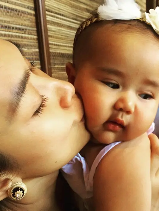 Happy Salma yang sempat ditemui di Taman Ismail Marzuki, Jakarta Pusat, Jumat (25/9/2015) mengaku tidak membatasi cita-cita anaknya nanti saat sudah dewasa. (via instagram/@happysalma)