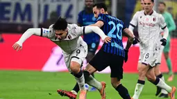Laga kedua tim berlangsung ketat dan sengit. Inter Milan langsung mengambil alih kendali permainan setelah peluit tanda dimulainya pertandingan dibunyikan. Tampak dalam foto, penyerang Bologna asal Argentina, Santiago Castro (kiri) berebut bola dengan gelandang Inter Milan asal Turki, Hakan Calhanoglu dalam pertandingan pekan ke-17 Serie A Italia di Stadion San Siro, Milan, Minggu (4/1/2026) waktu setempat atau Senin (5/1/2026) dini hari WIB. (Piero CRUCIATTI/AFP)