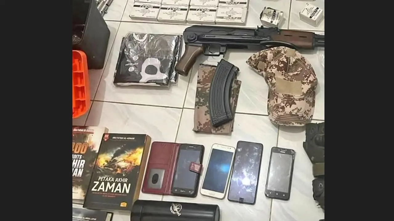 Detasmen Khusus (Densus) 88 Antiteror Polri mengamankan sejumlah senjata hingga amunisi di rumah tersangka teroris inisial DE di kawasan Harapan Jaya, Bekasi Utara