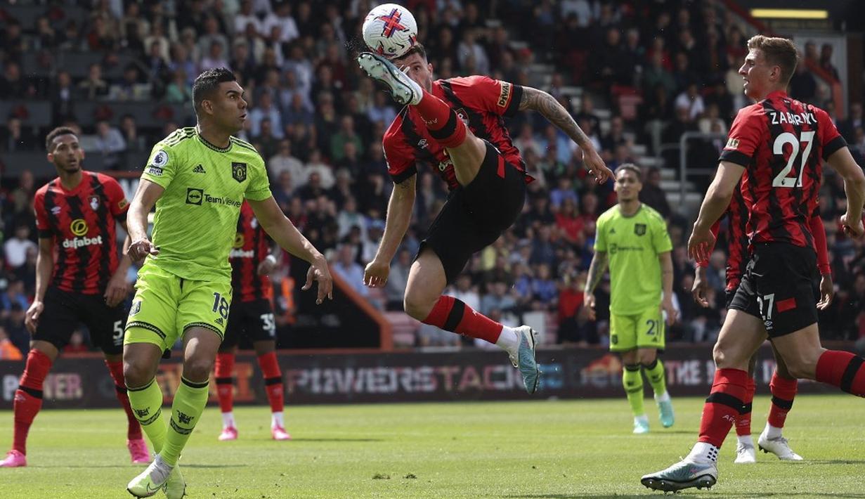 <p>Manchester United (MU) berhasil menang tipis 1-0 atas Bournemouth pada pekan ke-37 Liga Inggris. Satu gol indah lewat Casemiro membuat MU unggul dan memetik tiga poin penting. (Adrian DENNIS/AFP)</p>