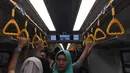 Suasana para penumpang saat menaiki kereta LRT di Palembang, Sumatra Selatan, Minggu (5/7/2018). LRT ini akan menjadi salah satu solusi transportasi saat Asian Games mendatang. (Bola.com/Reza Bachtiar)