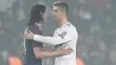 Bintang Real Madrid, Cristiano Ronaldo menyapa striker PSG, Edinson Cavani usai laga Liga Champions di Stadion Parc des Princes, Paris, Selasa (6/3/2018). PSG kalah agregat 2-5 dari Madrid. (AFP/Franck Fife)