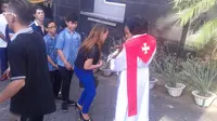 Dikerumuni Polisi, Umat Katolik Manado Khusyuk Jalani Paskah
