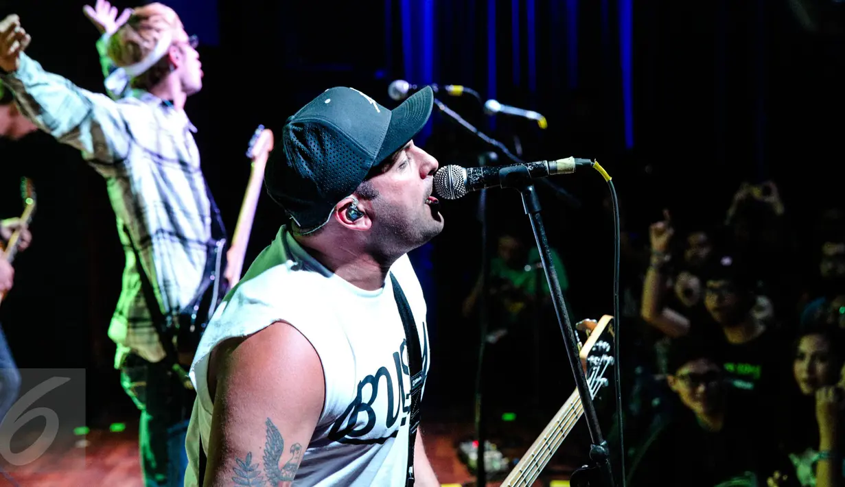 Aksi band pop punk Man Overboard saat konser yang bertajuk The Story So Far & Man Overboard Suppy World di Jakarta, Minggu (30/8/2015). Band asal Amerika ini berhasil memuaskan para penggemarnya di  Jakarta. (Liputan6.com/Faizal Fanani)